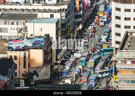 Nairobi, Kenia - 23 Dezember: Arbeit und Weihnachten Verkehr mit Matatus während der Rush Hour auf Ronald Ngala Straße in Nairobi, Kenia am 23. Dezember 2015 Stockfoto