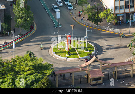 Nairobi, Kenia - 23. Dezember: Kreisverkehr und KICC Bereich Eingang am Rathaus Straße in Nairobi, Kenia am 23. Dezember 2015 Stockfoto