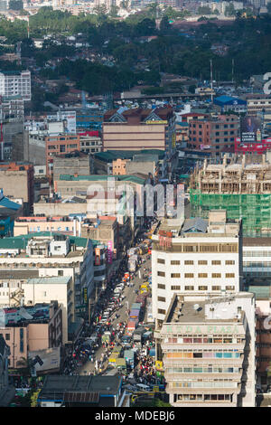 Nairobi, Kenia - 23 Dezember: Blick auf Ronald Ngala Straße im osten von Nairobi, Kenia, mit einer Menge von Menschen in den Straßen am 23. Dezember 2015 Stockfoto