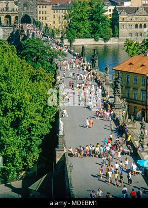 Menschen auf der Karlsbrücke in Prag, Tschechische Republik Stockfoto