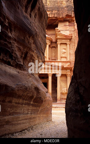 Die Schatzkammer gesehen zwischen Al Siq Schlucht von Petra, Jordanien Stockfoto