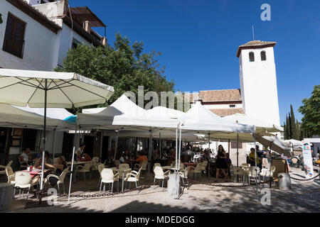 Cafe in der Plaza San Miguel Bajo, Albaicin, Granada, Andalusien, Spanien, Europa Stockfoto