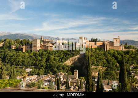 Die Alhambra und die Sierra Nevada vom Mirador de San Nicolas, Granada, Andalusien, Spanien, Europa Stockfoto
