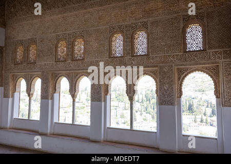 Islamischen Stil Fenster mit Blick über Granada im Palacios Nazaries, Alhambra, Granada, Andalusien, Spanien, Europa