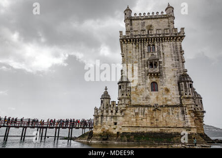 Lissabon, Portugal - April 4, 2018. Masse der Touristen in Belem Turm, berühmten Touristenattraktion in Lissabon, Portugal. Stockfoto