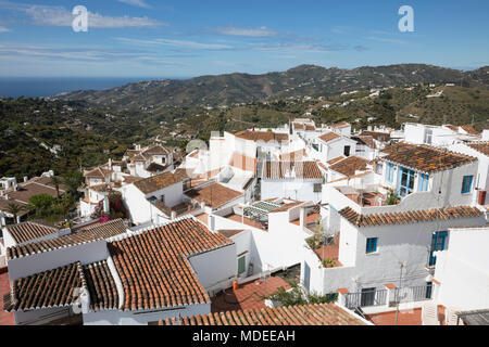 Blick auf weißen andalusischen Dorfes mit Blick auf die Berge und das Meer, Frigiliana, Provinz Malaga, Costa del Sol, Andalusien, Spanien, Europa Stockfoto