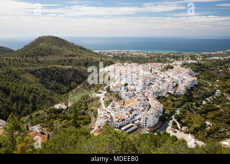 Blick auf weißen andalusischen Dorf mit Blick auf das Meer, Frigiliana, Provinz Malaga, Costa del Sol, Andalusien, Spanien, Europa Stockfoto