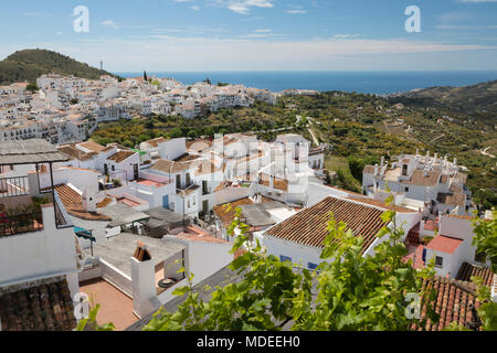 Blick auf weißen andalusischen Dorf mit Blick auf das Meer, Frigiliana, Provinz Malaga, Costa del Sol, Andalusien, Spanien, Europa Stockfoto