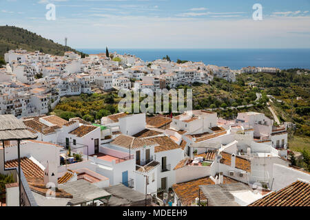 Blick auf weißen andalusischen Dorf mit Blick auf das Meer, Frigiliana, Provinz Malaga, Costa del Sol, Andalusien, Spanien, Europa Stockfoto