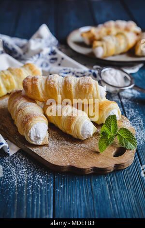 Köstliche creme Hörner mit Vanillecreme gefüllt Stockfoto