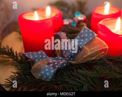 Österreichische Weihnachten Kranz mit brennenden Kerzen auf dem Tisch Stockfoto