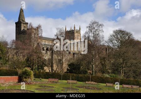 Dunfermline Abbey von Pittencrieff Park Stockfoto