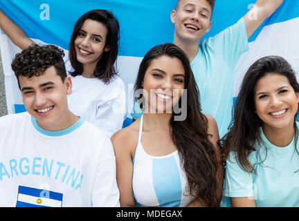 Gruppe von Happy sport Fans aus Argentinien mit argentinischer Flagge bei Stadion Stockfoto