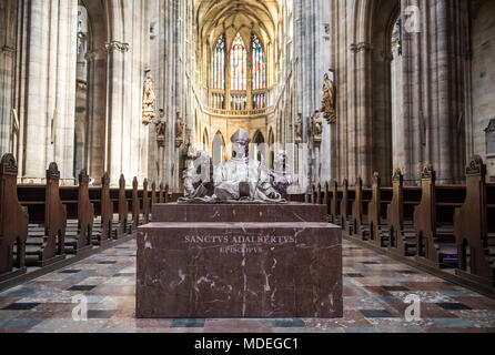 Statue des Hl. Vojtěch (Adalbert), Radim Gaudentius und Radla in St. Vitus Kathedrale in Prag Stockfoto