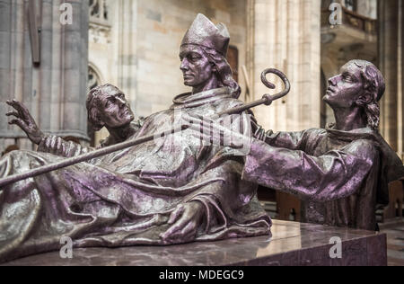 Statue des Hl. Vojtěch (Adalbert), Radim Gaudentius und Radla in St. Vitus Kathedrale in Prag Stockfoto
