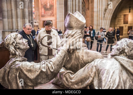 Statue des Hl. Vojtěch (Adalbert), Radim Gaudentius und Radla in St. Vitus Kathedrale in Prag Stockfoto