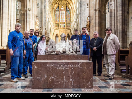 Statue des Hl. Vojtěch (Adalbert), Radim Gaudentius und Radla in St. Vitus Kathedrale in Prag Stockfoto