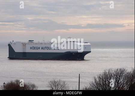 Die Hoegh Reisenden die autoliner in den Fluss Tyne Ankunft am frühen Morgen Ebbe, an der nordöstlichen Küste. Stockfoto