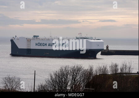 Die Hoegh Reisenden die autoliner in den Fluss Tyne Ankunft am frühen Morgen Ebbe, an der nordöstlichen Küste. Stockfoto