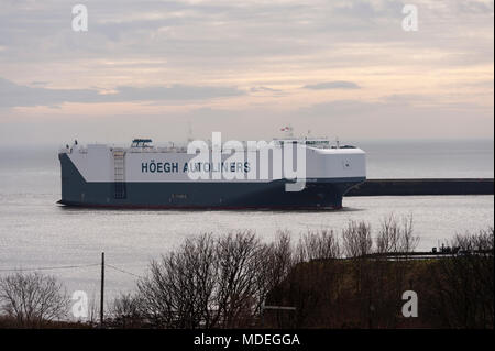 Die Hoegh Reisenden die autoliner in den Fluss Tyne Ankunft am frühen Morgen Ebbe, an der nordöstlichen Küste. Stockfoto