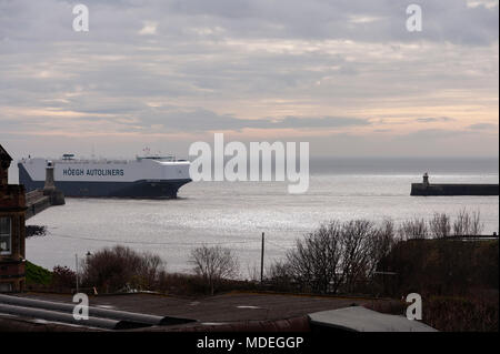 Die Hoegh Reisenden die autoliner in den Fluss Tyne Ankunft am frühen Morgen Ebbe, an der nordöstlichen Küste. Stockfoto