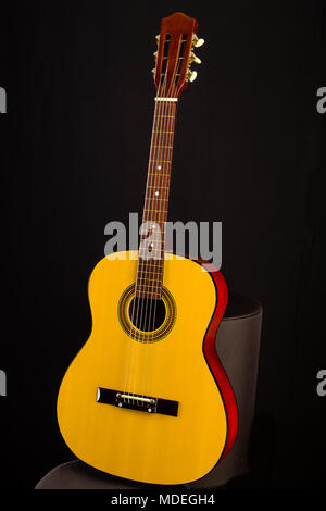 Eine akustische Gitarre darauf warten gespielt zu werden. Stockfoto