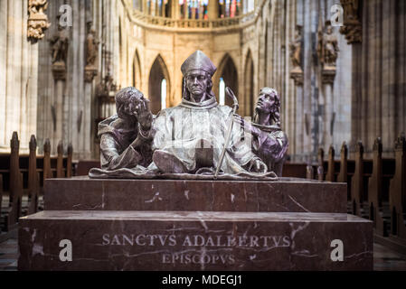 Statue des Hl. Vojtěch (Adalbert), Radim Gaudentius und Radla in St. Vitus Kathedrale in Prag Stockfoto
