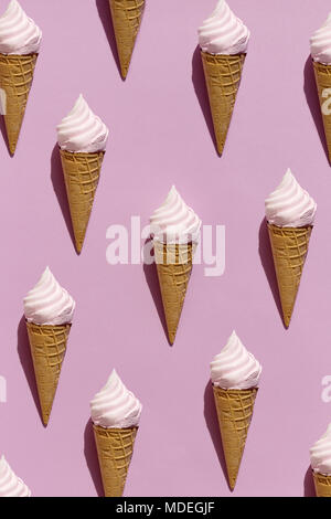 Bunte Layout der Waffeln mit Eis in nahtlosen Hintergrund auf Rosa. Stockfoto