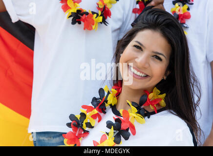 Schönen deutschen Fußballfan im Stadion mit anderen Fans und Deutsche Flagge Stockfoto