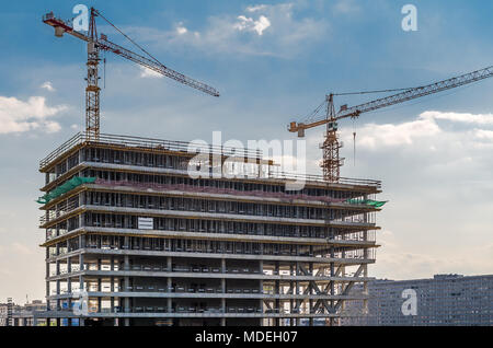 Der Bau des Hochhauses gegen den blauen Himmel in Kattowitz, Schlesien, Polen. Stockfoto