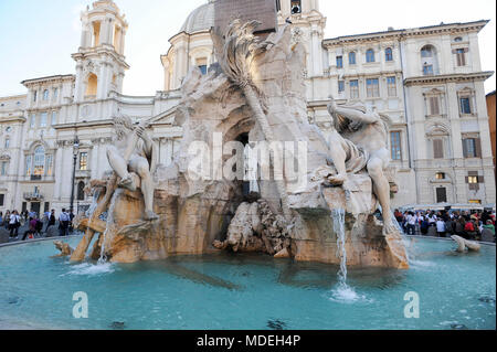 Barocke Fontana dei Quattro Fiumi (Brunnen der vier Flüsse) von Gian Lorenzo Bernini und Chiesa di Sant'Agnese in Agone (Kirche von Sant'Ag Stockfoto