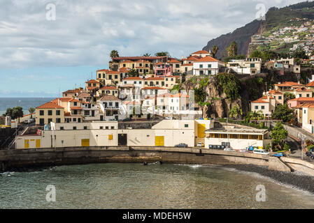 Camara de Lobos, Madeira, Portugal - Dezember 10, 2016: Street View auf das Fischerdorf Camara de Lobos in der Nähe von Funchal, Madeira, Portugal. Stockfoto