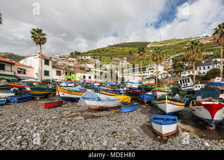 Camara de Lobos, Madeira, Portugal - Dezember 10, 2016: bunte Fischerboote am Ufer des Fischerdorf Camara de Lobos in der Nähe von Funchal, Madeira I Stockfoto