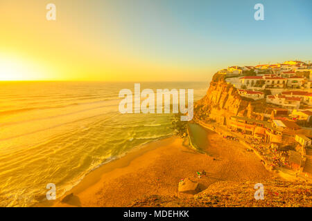 Malerische Landzunge bei Sonnenuntergang Licht der Azenhas do Mar am Atlantischen Ozean, einem beliebten Badeort in der Nähe von Colares in der Stadt Sintra. Ziel der Sommerferien in Portugal. Stockfoto