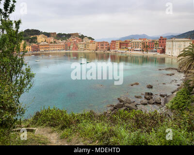 Baia del Silenzio in Sestri Levante, Italien. Außerhalb der Saison. Schönen ruhigen Bucht, beliebt bei Touristen und Einheimischen gleichermaßen im Sommer. Stockfoto