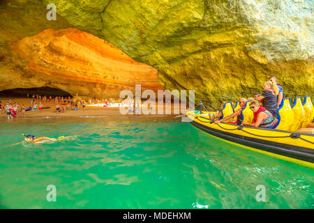 Benagil, Portugal - 23 August 2017: Benagil Höhle Bootsfahrt in Algar De Benagil, Höhle, die Top 10 der weltweit besten Höhlen aufgeführt. Algarve Küste in der Nähe von Lagoa, Portugal. Touristen besuchen eine beliebte Sehenswürdigkeit Stockfoto