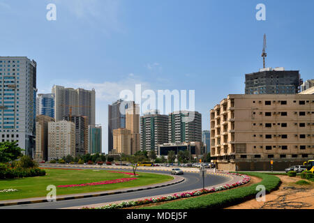 Sharjah, VAE - April 8. 2018. Allgemeine Ansicht der Stadt mit Wohn- Hochhäuser und auf der Straße. Stockfoto