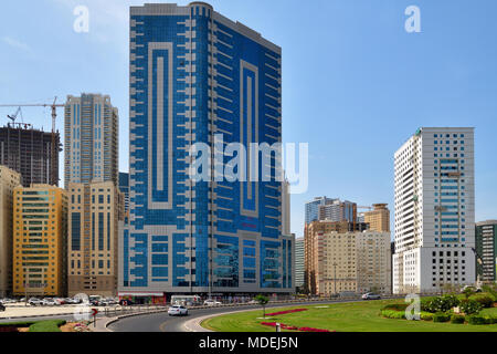 Sharjah, VAE - April 8. 2018. Allgemeine Ansicht der Stadt mit Wohn- Hochhäuser und auf der Straße. Stockfoto