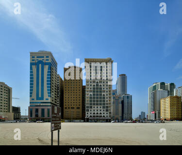 Sharjah, VAE - April 8. 2018. Mehrgeschossigen Wohn- und Bürogebäuden mit Sand im Vordergrund Stockfoto