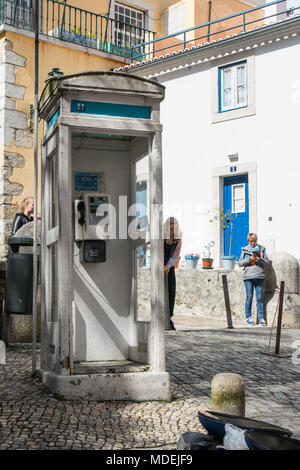 Eine alte Beton Telefonzelle im historischen Zentrum von Lissabon, Portugal Stockfoto