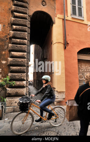 Italien, Rom, Via di San Trifone, Seitenstraße nahe der Via Dei Coronari, die schmalste Gasse in Rom Stockfoto