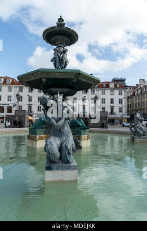 Der Brunnen in der Mitte des Dom Pedro IV, auch Rossio in Lissabon, Portugal, genannt Stockfoto