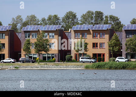 Häuser mit Solarzellen in Stad van de Zon (Stadt der Sonne), eine nachhaltige Vorort von Heerhugowaard, Nord Holland, Niederlande. Stockfoto