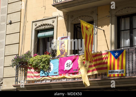 Balkon mit Plakaten von Unabhängigkeit Unterstützer in der Innenstadt von Barcelona, 15. April 2018 eingerichtet. Proteste haben folgende die Inhaftierung von Acti gebildet Stockfoto