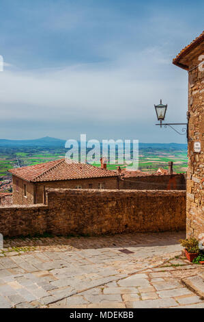 Blick auf das Val di Chiana Tal in der Toskana und den Trasimenischen See von Cortona, mittelalterliche Stadtzentrum Stockfoto