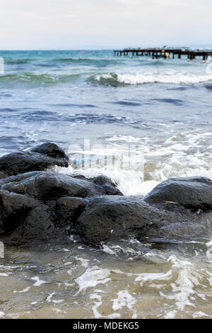 Meereswellen lash Linie Auswirkungen Felsen am Strand Stockfoto