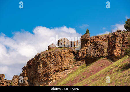 Majestätischen Felsformationen Schub aus dem Boden mit der John Tag National Monument Clarno Maßeinheit. 18 Meilen westlich von fossilen Oregon. Volconic Lahare gebildet Stockfoto