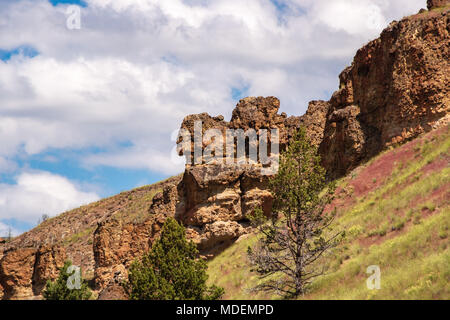 Majestätischen Felsformationen Schub aus dem Boden mit der John Tag National Monument Clarno Maßeinheit. 18 Meilen westlich von fossilen Oregon. Volconic Lahare gebildet Stockfoto