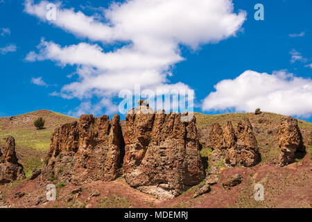 Majestätischen Felsformationen Schub aus dem Boden mit der John Tag National Monument Clarno Maßeinheit. 18 Meilen westlich von fossilen Oregon. Volconic Lahare gebildet Stockfoto