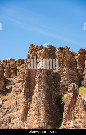 Majestätischen Felsformationen Schub aus dem Boden mit der John Tag National Monument Clarno Maßeinheit. 18 Meilen westlich von fossilen Oregon. Volconic Lahare gebildet Stockfoto